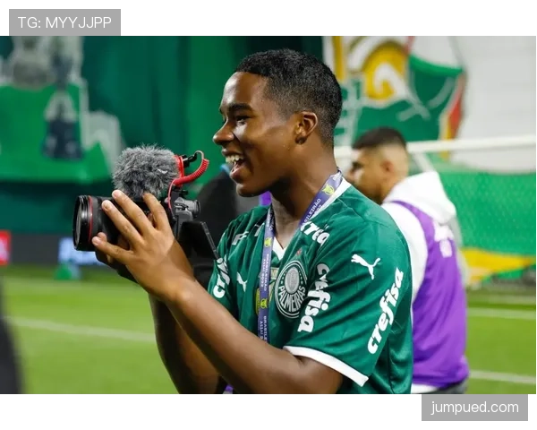 恩德里克与维尼修斯：巴西天才生涯路径对比