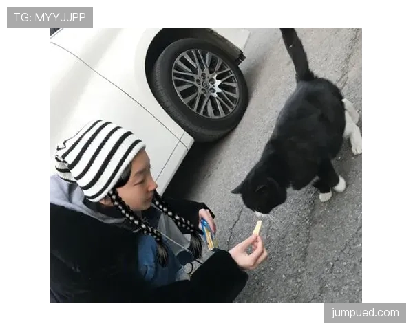 惠若琪退役后这生活也太松弛了吧，每天睡到自然醒还晒猫？